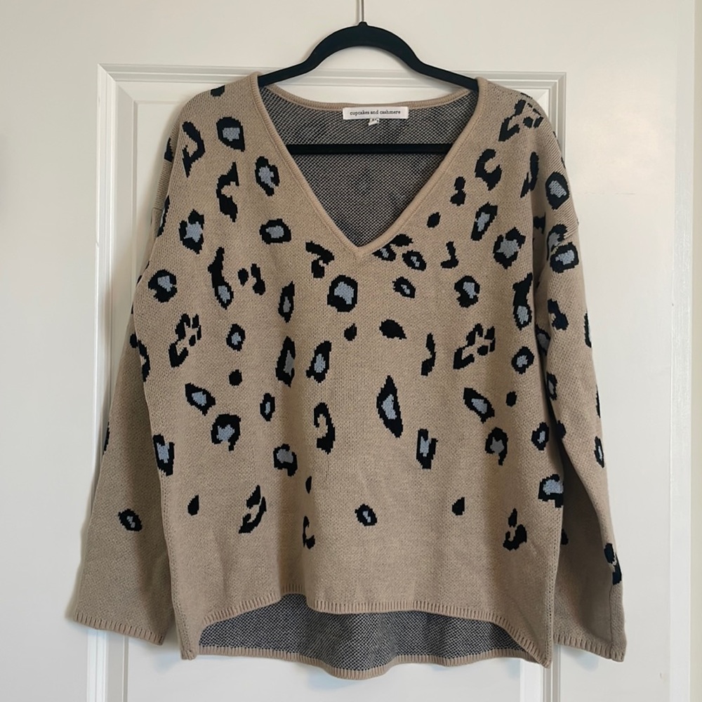 Cupcakes & Cashmere Tan with Blue Leopard Print V-Neck Sweater - Size M